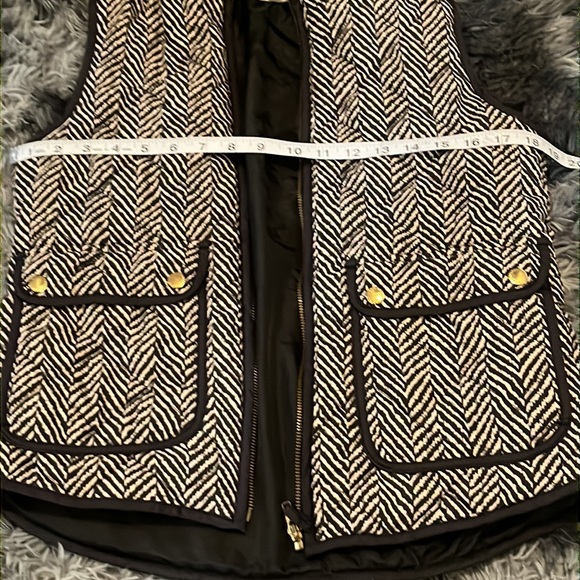 • Dry Goods Chevron Vest Black and White - Picture 12 of 13